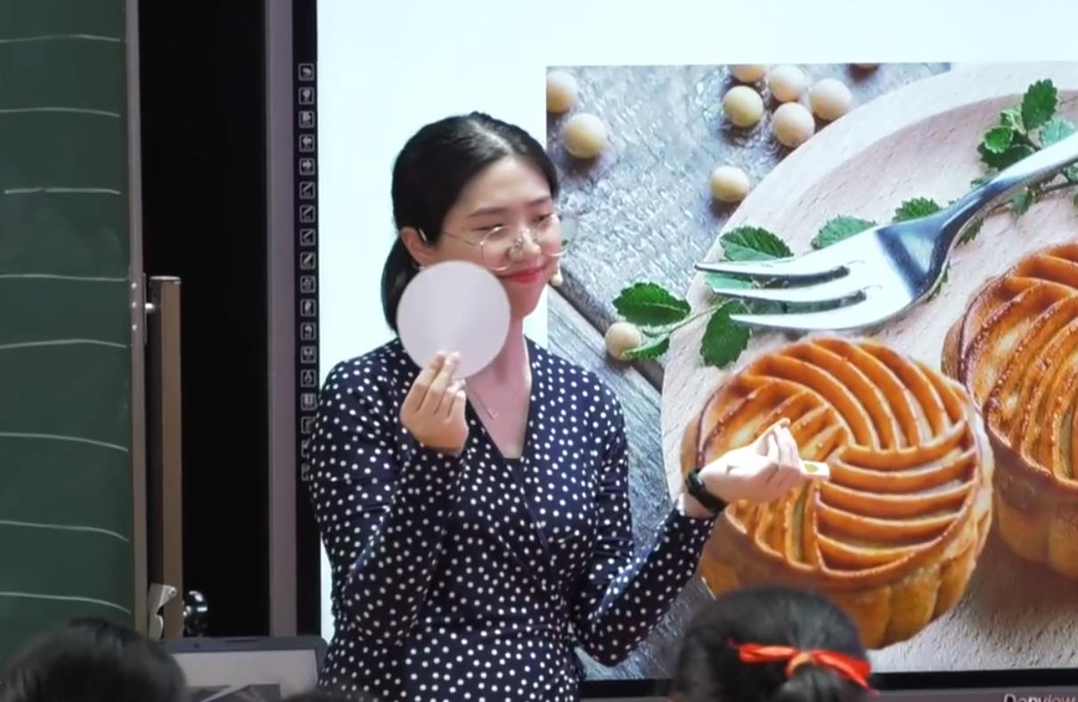 周靈，綜合語(yǔ)用課《What is round?》，五年級(jí)，自編文本