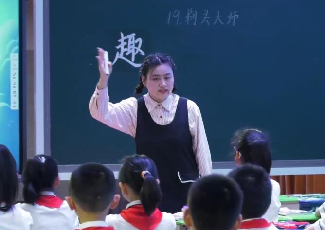 胡彭婭，《剃頭大師》，三年級(jí)下冊(cè)，第五單位